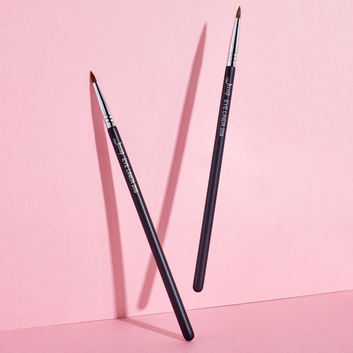 Fine-Tipped Eyeliner Brush for Liquid & Cream Liners