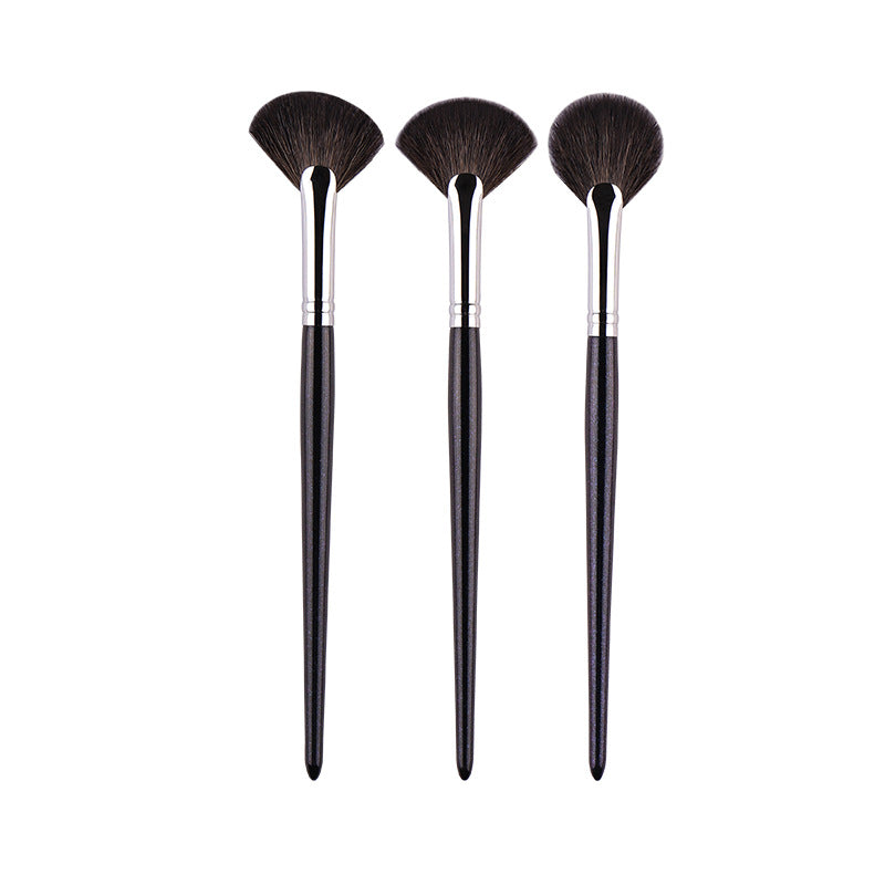 High-Quality Fan-Shaped Powder Brush for Flawless Makeup Application