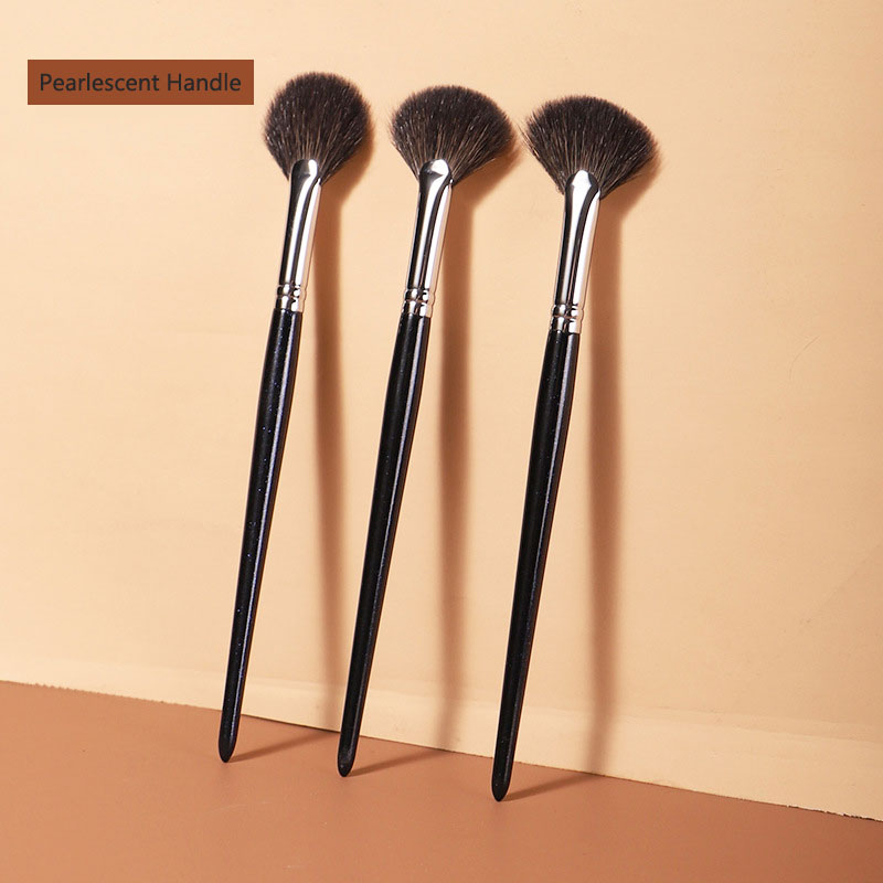 High-Quality Fan-Shaped Powder Brush for Flawless Makeup Application